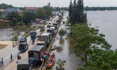 Quốc lộ 1 ùn tắc vì dòng xe chở hàng cứu trợ